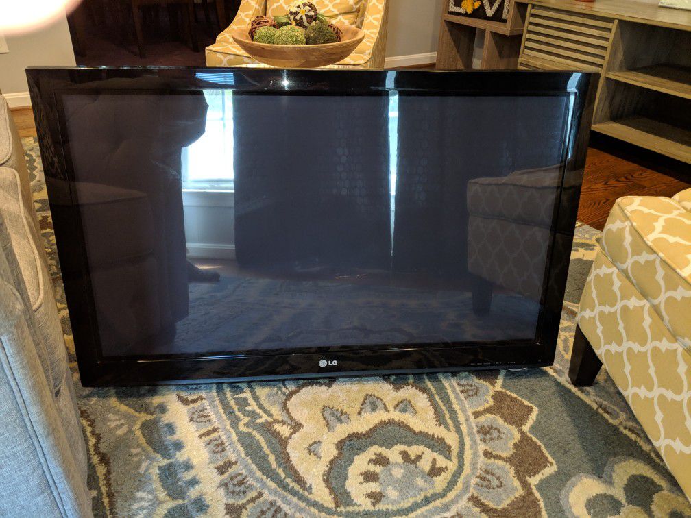 LG 42 inch flat screen, plasma TV w/ wall mount