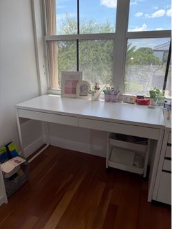 Two drawers desk