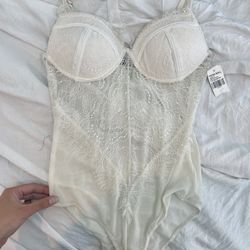 NWT WHITE LACE BODYSUIT SIZE S