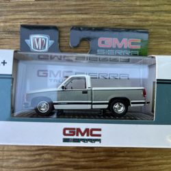 Die Cast M2 Machines GMC Sierra 1988 GMC Sierra 1500 White & Grey PICKUP TRUCK 