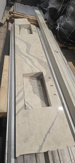 Clearance: Double Sink Quartz Vanity Top (Has side cracks)Remate: Cubierta de Cuarzo Doble (Tiene fracturas laterales)