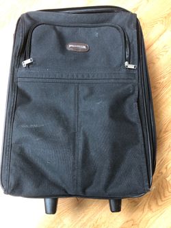 Carry on suitcase (22”)