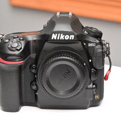 Nikon D850 + Nikon 28mm f/1.4E ED Lens – Excellent Condition