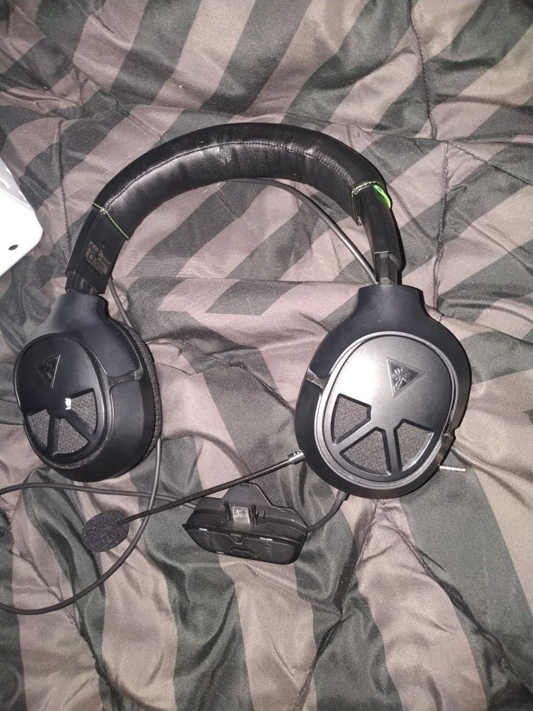 Xbox turtle Beach xo four headset also works for PS4.