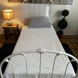 Cottage Iron Twin Beds 