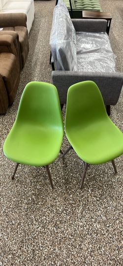 DSW GREEN WOODEN LEG CHAIRS