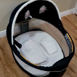 Graco Portable Bassinet w/ Cover & Sheet