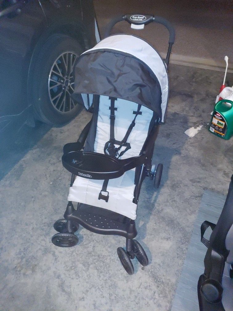 Kolcraft 1-Hand Fold Up Stroller Light Weight