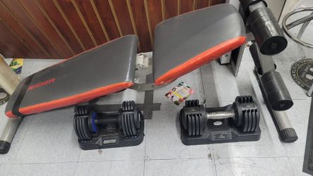 Banco con 2 mancuernas