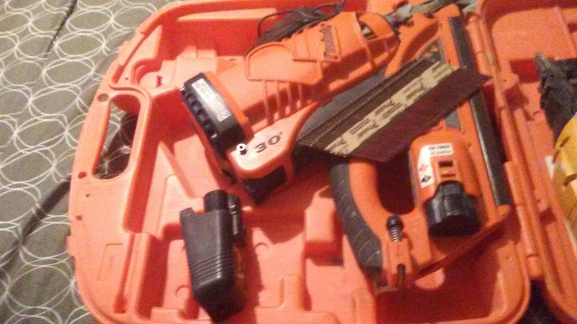 2 Electric nail guns