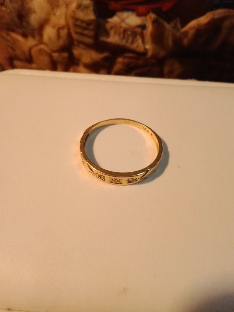 14k Gold Ring 3 Diamonds.