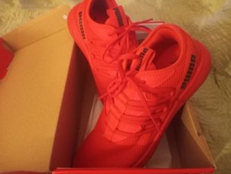 Nice Men's size 81/2 Red PUMA shies, new, never worn