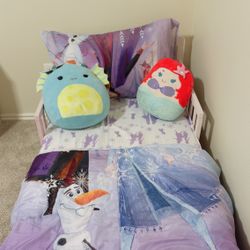 Toddler Bed with Bedding And Squishmallows