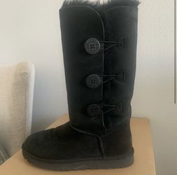 UGG-  Bailey Button In Black 