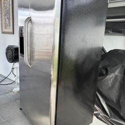 Refrigerator/ Refrigerador 