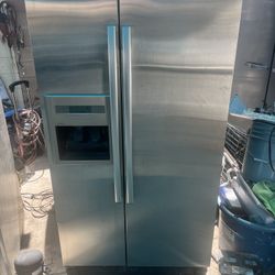 Refrigerator whirlpool working good