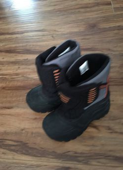 Snow boots size 11 for kids