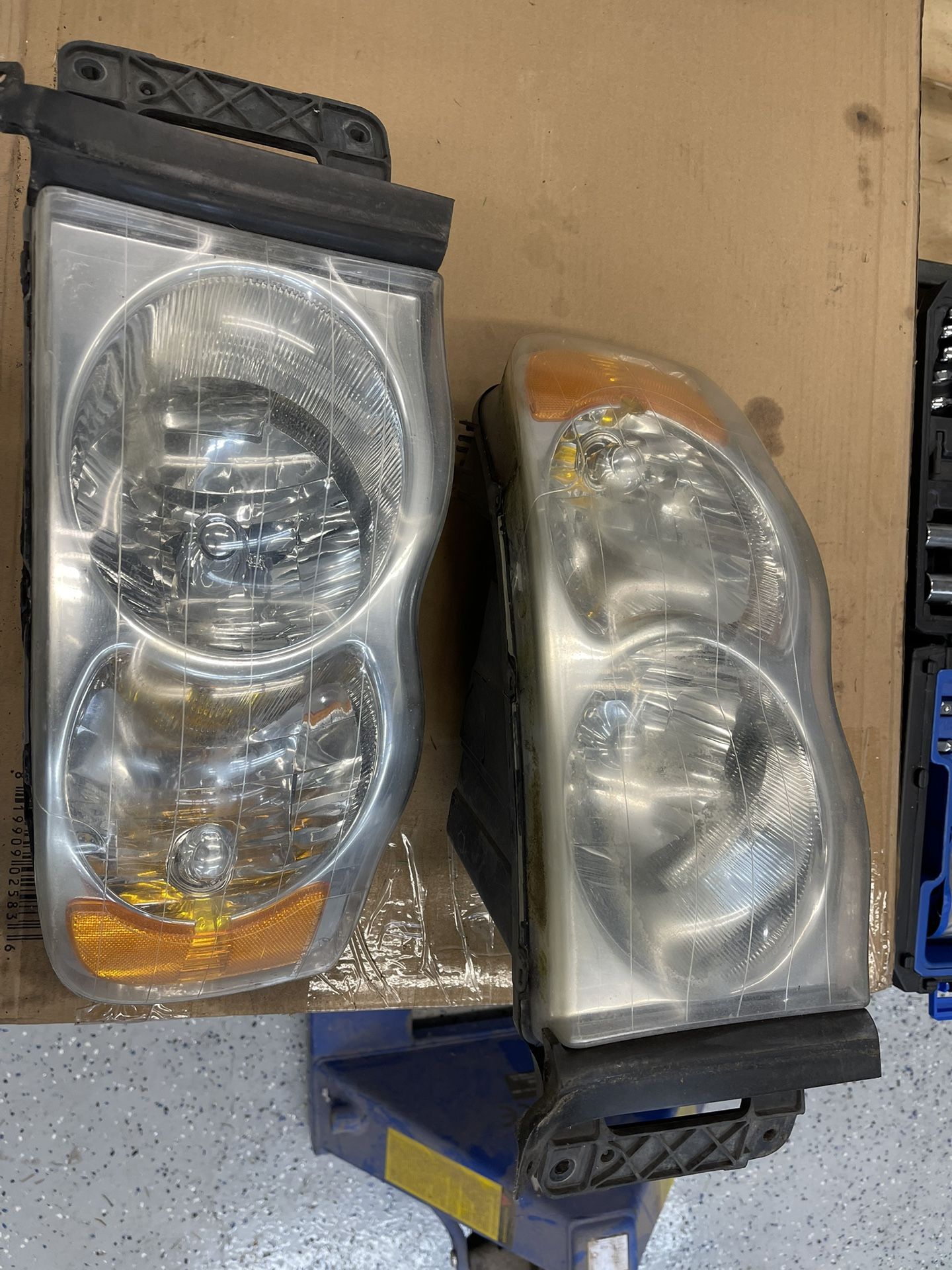 2005 Dodge Ram 2500 Headlights