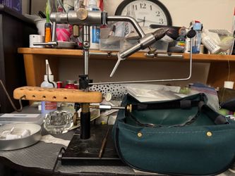 Fly tying vise