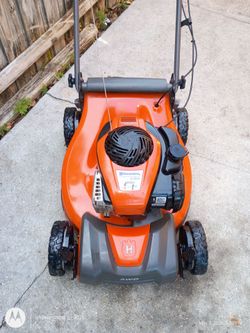 POWERFULL ALL WHEEP DRIVE HUSQVARNA SELF PROPELLED MULCHING MOWER. AUTOCHOKE. RUNS GREAT