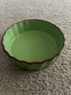Green Ceramic Tart / Pie Dish – Fluted Edges with Brown Rim