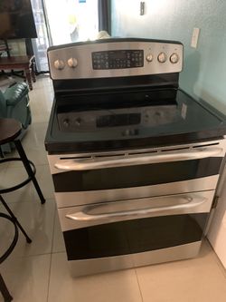 GE stove works perfectly fine. Sold as is.