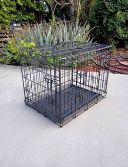 Dog Creat Small  to Medium 24 long 19 Wide 18" Tall Excellent Condion