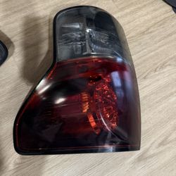 OEM Pair of Rear Taillights – Toyota Tundra 2007–2013