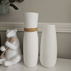 Set of 2 White Vases 
