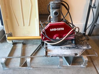 Wet tile saw with sliding tray