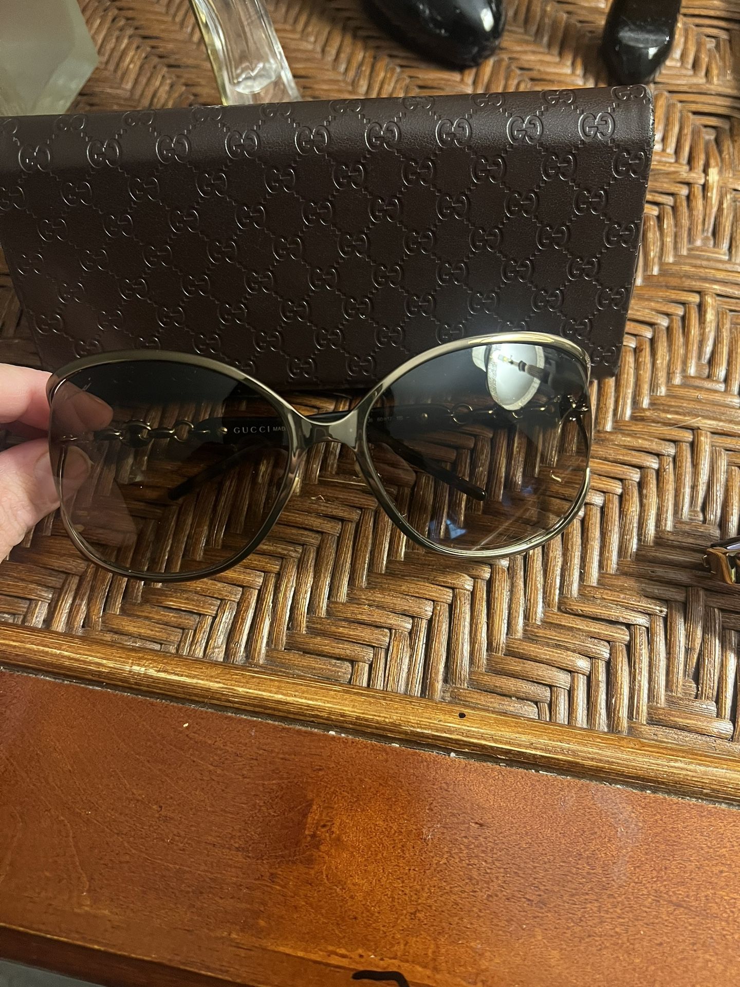 Women’s Gucci sunglasses 