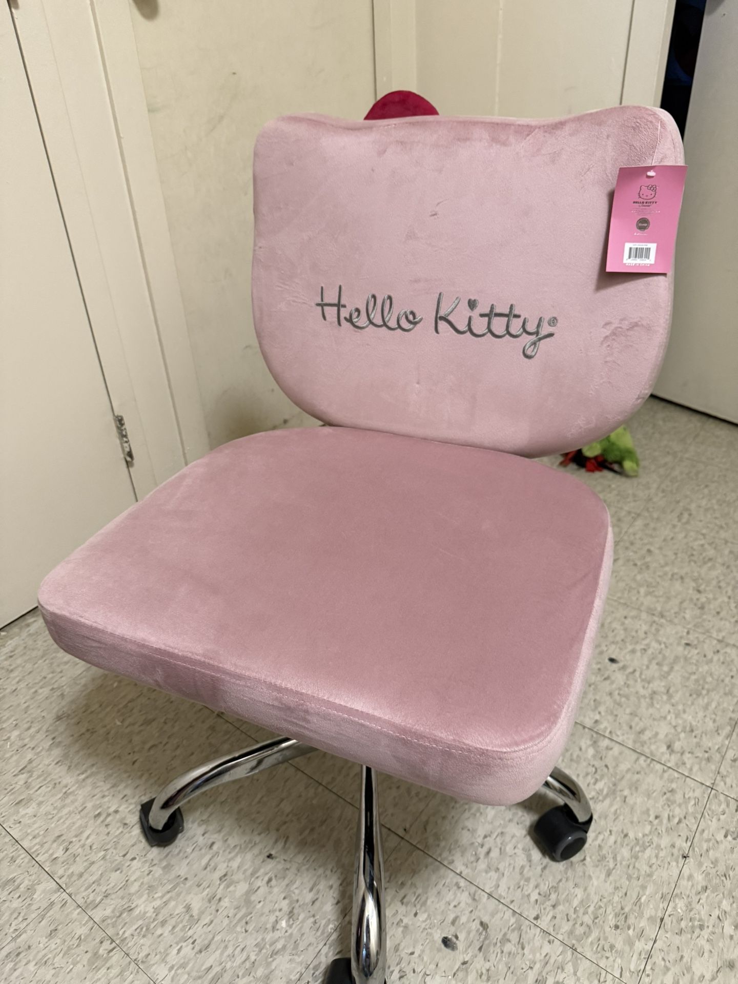 Hello kitty chair!! (BRAND NEW) 