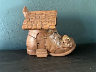 TWIN WINTON Ceramic Shoe House Cookie Jar w/ Lid. Pre Owned. Nice Condition.