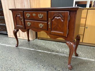 Cherry Finish Queen Anne Style Sideboard