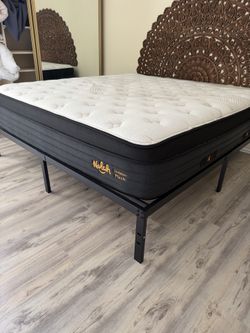 PENDING - King mattress and metal frame - Nolah Evolution