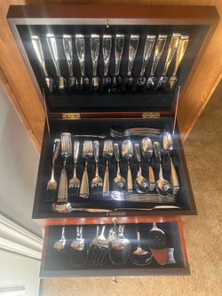 Oneida USA 18/10 Stainless Flatware Set with Chest