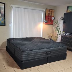 VERY NICE LIKE NEW KING SIZE BEAUTY REST BLACK  MATTRESS AND BOXSPRINGS FOR SALE! IN GREAT CONDITION, FREE DELIVERY 
