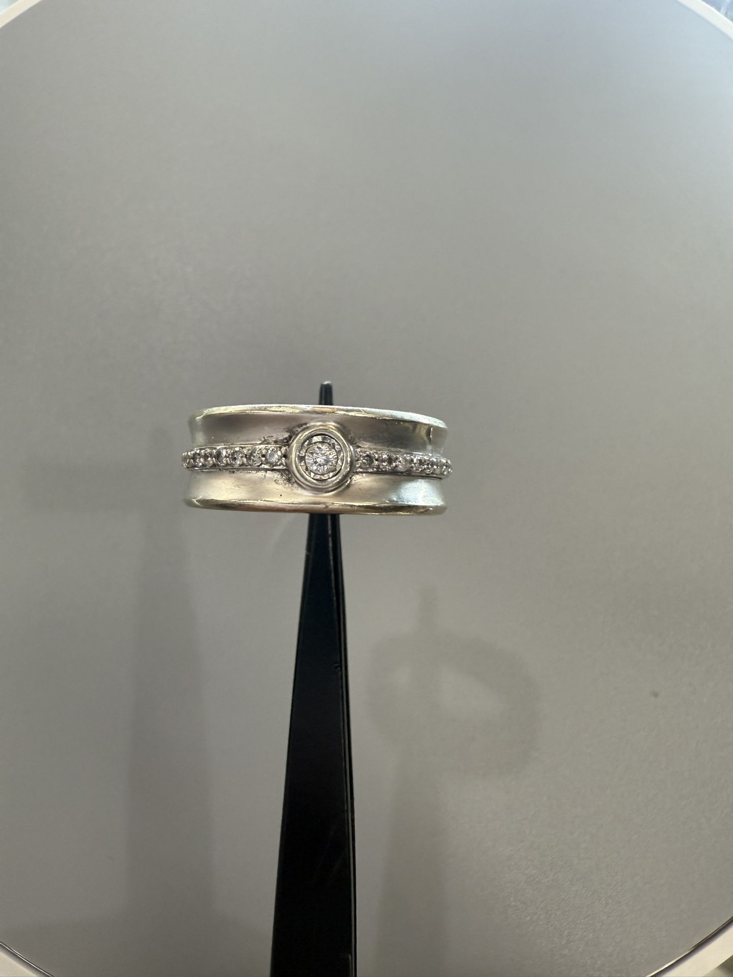 10KWG Round Brilliant Diamond Wedding Band 