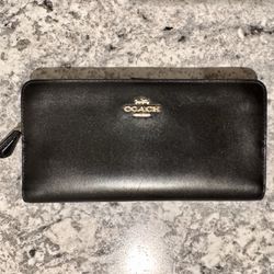 Coach Wallet In Black/Gold 