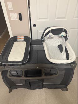 Pack and play with bassinet and changing table