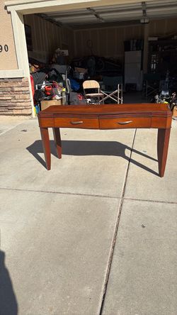 Beautiful table solid wood paid 250 selling for 75 excellent condition