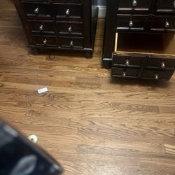 Dressers/Nightstands