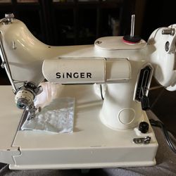 Singer Sewing Machine With Case