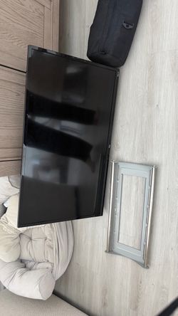 TCL Flat Screen TV with Stand. 32”