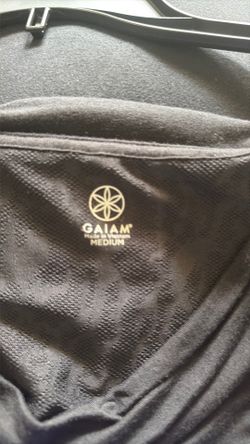 Women’s Gaiam size medium perfect sleeve less top for yoga