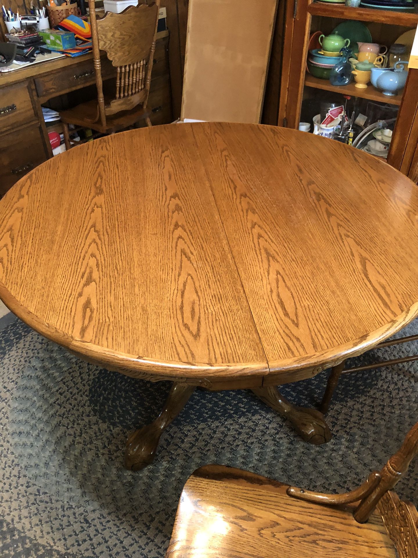 Round Table And Chairs 