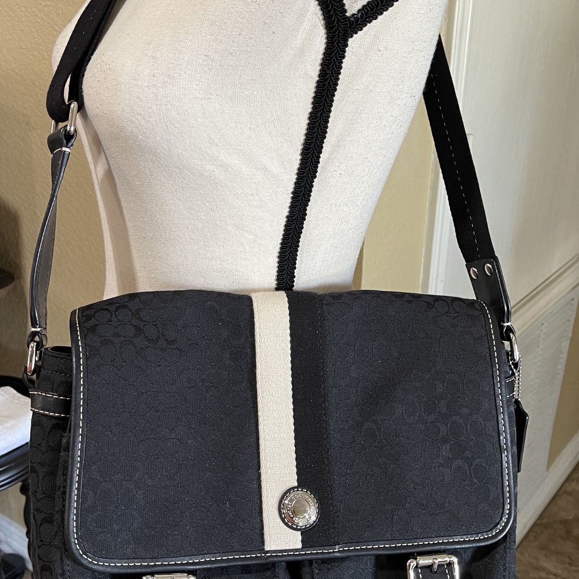 Coach Signature Black Voyager Messenger Shoulder Bag/purse for Sale in  Burleson, TX - OfferUp