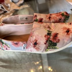 TOMS women’s Floral Themed Shoes Size 7! 