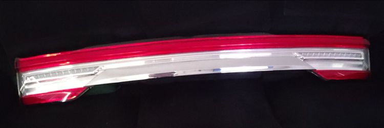 2018 - 2021 Lincoln Navigator rear center tailgate light