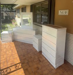 Dresser Whit Mirror , Chest And 2 Nightstands - Cómoda Con Espejo , Gavetero Y 2 Mesitas De Noche 